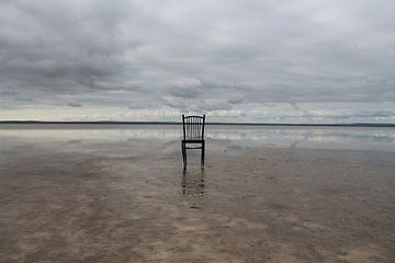 Verlaten stoel in Tuz Gölü, het zoutmeer van Turkije van Susanne Pieren-Canisius
