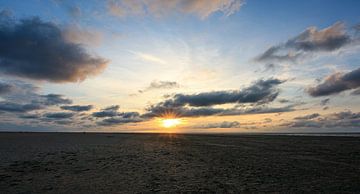 Zonsondergang Texelse strand van Peter van Weel