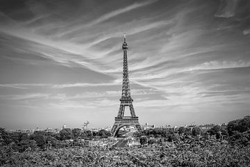 PARIS Eiffelturm mit Skyline | Monochrom von Melanie Viola