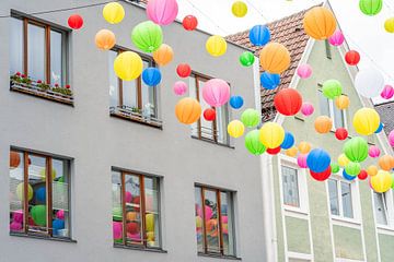 Kleurrijke lantaarns aan het begin van de zomer in Kempten in Allgäu van Leo Schindzielorz