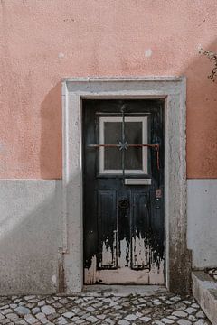 Voordeur in Lissabon | roze en blauw van Anne Verhees