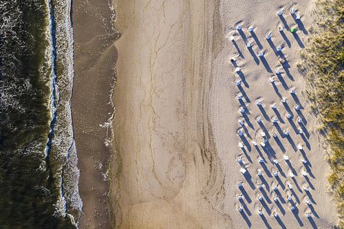 Strand met strandstoelen in Albeck op Usedom aan de Oostzee