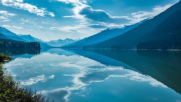 Reflectie van Rust – Yellowhead Lake, BC Canada van Nordwin Alberts / Moving Stills