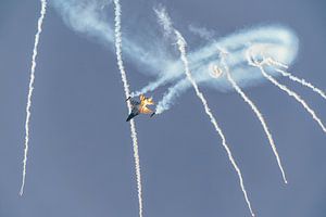 Belgische F-16 Demo "Dark Falcon" feuert Leuchtraketen ab.