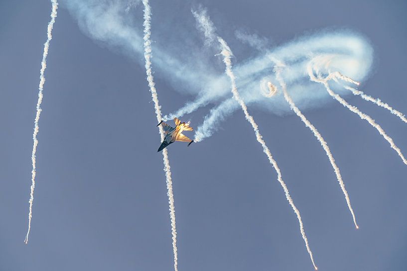 Belgische F-16 Demo &quot;Dark Falcon&quot; feuert Leuchtraketen ab. von Jaap van den Berg