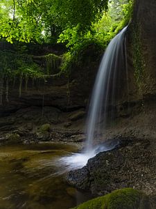 Oase der Ruhe, ein Wasserfall inmitten einer mystischen Naturlandschaft.