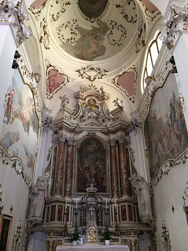 Een prachtig klein kerkje in een Italiaans stadje