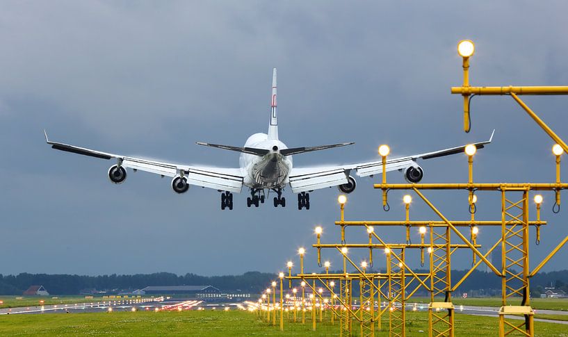 Avion pendant l'atterrissage par Inge van den Brande