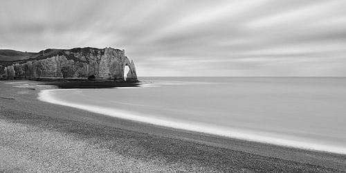 Ochtend op het strand van Étretat - Monochroom