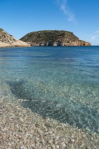 Strand und Insel an der Mittelmeerküste
