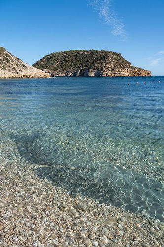 Strand en eiland aan de Middellandse Zeekust