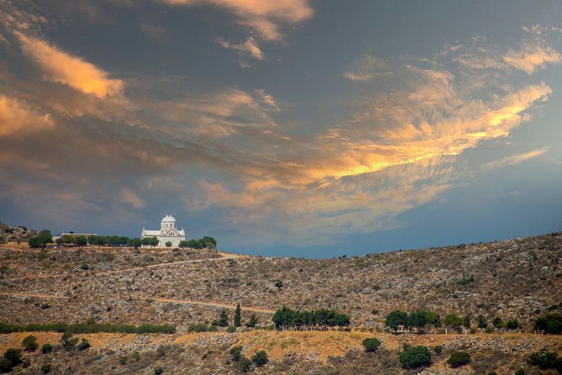 Griechisch-orthodoxe Kirche auf einem Hügel von Chantalla Photography