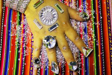 blingbling hand op kleurrijke tafelkleed van Gerrit Neuteboom