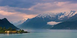 Sonnenaufgang über dem Sorfjorden, Vestland, Norwegen