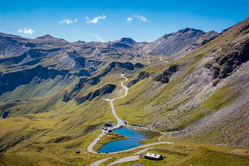 Sich durch die Berge schlängelnd