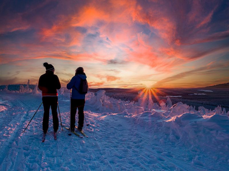 Wintersporters bij zonsondergang op de Fichtelberg in Saksen, Duitsland van Animaflora PicsStock