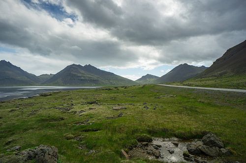 IJsland - Eindeloze weg door donkere bergen en groen landschap