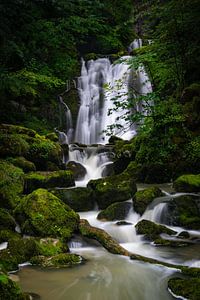 Une belle chute d'eau dans le Jura français sur Vincent Alkema