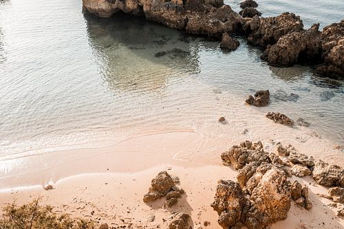 Strand Albufeira Zacht Licht op Rotsen en Zand