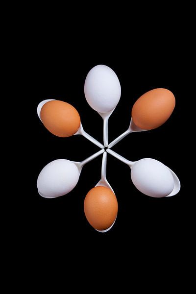 Een kring van eieren op een amuselepel van Henny Brouwers