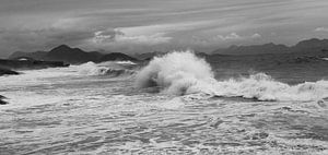 Vagues tumultueuses sur la plage d'Ipanema à Rio de Janeiro
