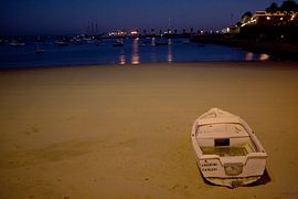 Nächtliche Ruhe in Cascais: Ein Boot im Abendlicht von WeltReisender Magazin