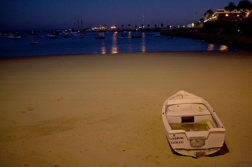 Nächtliche Ruhe in Cascais: Ein Boot im Abendlicht