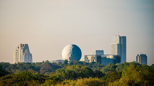 Stadt oberhalb des grünen Randstreifens