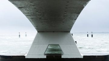 De prachtige zeeland brug op een andere manier in beeld gebracht tijdens een gure voorjaarsstorm. van thomas van puymbroeck