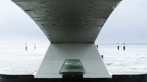 Le magnifique pont zeeland photographié d'une manière différente lors d'une morne tempête de printem