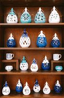 Armoire avec des céramiques grecques bleues et blanches | Photographie de voyage Grèce