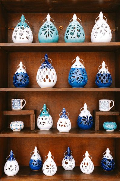 Cabinet with Greek blue and white ceramics | Travel photography Greece by Marit Hilarius