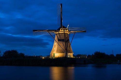de windmolens in Kinderdijk zijn verlicht