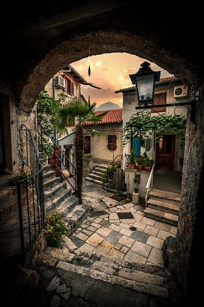 Bergdorp in Kroatië Moscenice bij zonsondergang van Fotos by Jan Wehnert