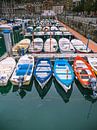 Hafen in Irun mit farbigen Booten von Martijn Tilroe Miniaturansicht