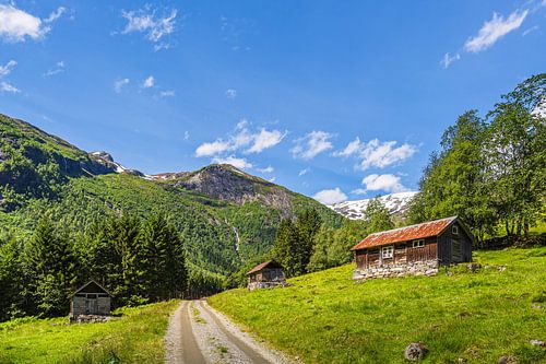 Landschap met houten hutten in Fjærland, Noorwegen