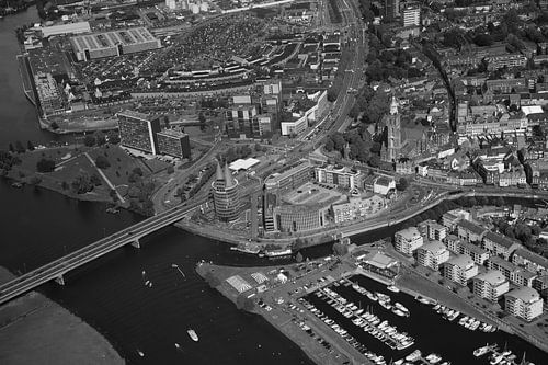 Roermond vanuit de lucht, helikoptervlucht, zwart-wit