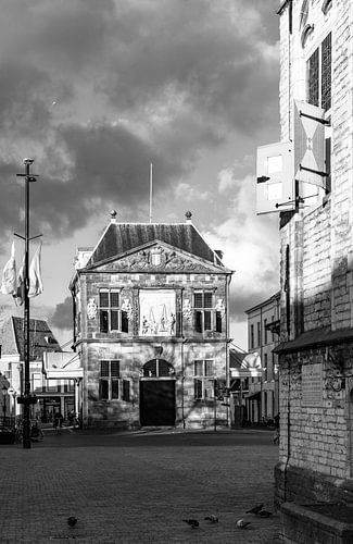 Achter de Waag in Gouda z/w