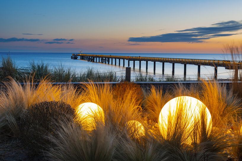 Goldene Kugeln im Morgengras – Ein neues Licht über Rügen von Walter G. Allgöwer