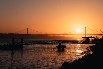 Sonnenuntergang über dem Tejo: Der Zauber Lissabons von Wilco Bergacker