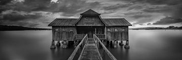 Bootshaus mit Steg am Ammersee in schwarzweiss . von Manfred Voss, Schwarz-weiss Fotografie