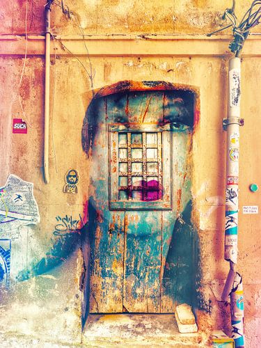 Blue eyes inside the old door