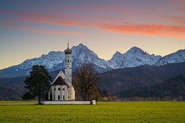 Avondrood bij de Sint Coloman kerk in Beieren van Raoul Baart