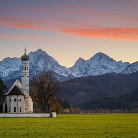 Coucher de soleil près de l'église Saint-Coloman en Bavière sur Raoul Baart