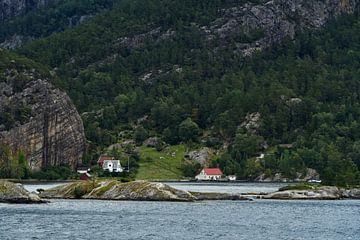 Kleine eilandjes en huizen aan de Lysefjord van Anja B. Schäfer