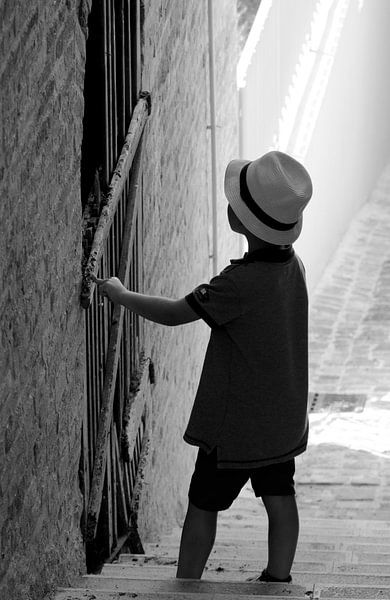 Holding that door. von Maren Oude Essink