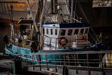 Le cotre à crevettes YM31 dans le port d'IJmuiden la nuit. sur BSO Fotografie