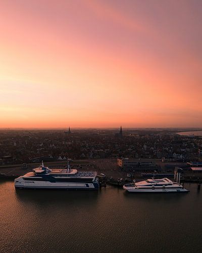 Zonsondergang boven de haven van Harlingen