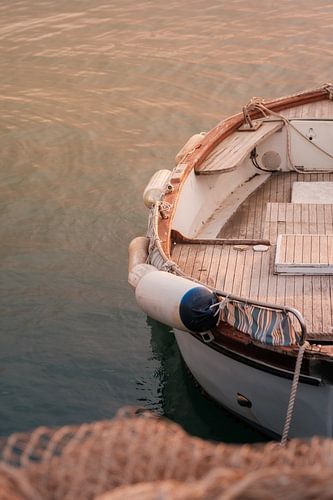 Bateau à rames dans le port de Procida, Naples, Italie sur Melissa Peltenburg