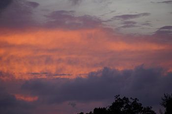 Nuages de feu au coucher du soleil